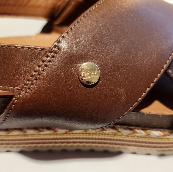 FLEXI WOMEN'S SIZE 8 BROWN PLATAFORM SANDALS. - Picture 8 of 11